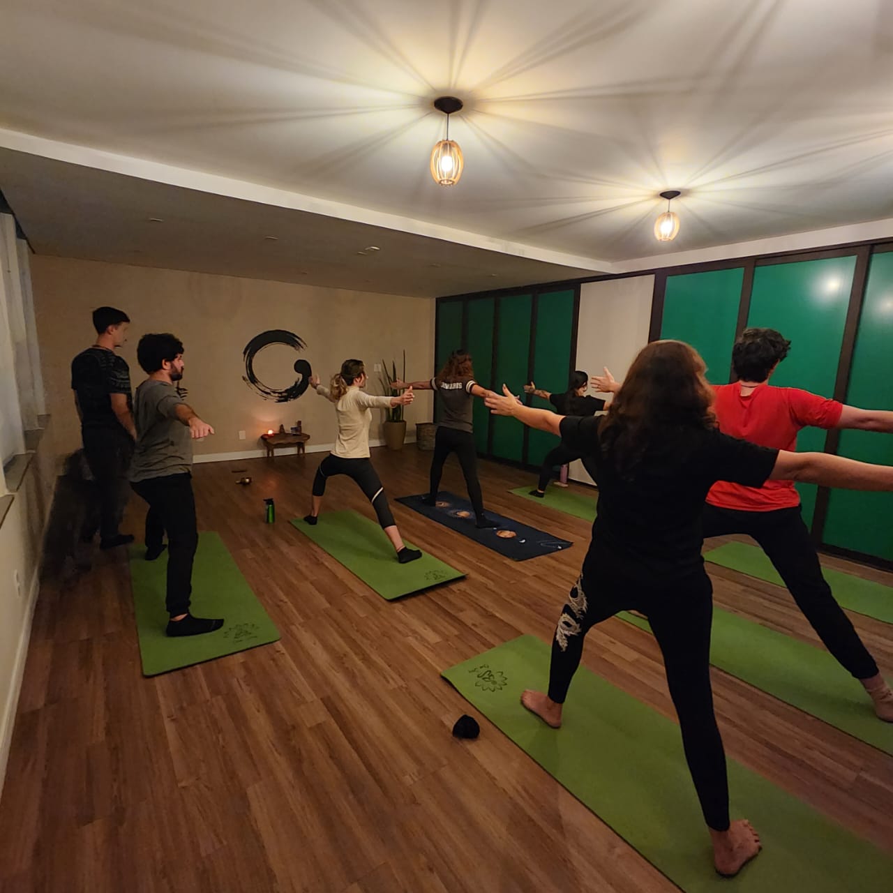 Turma em savasana ao final da prática