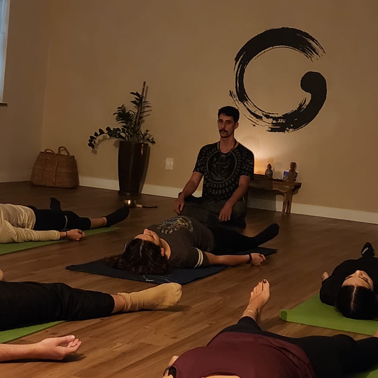 Professor em meditação durante a aula